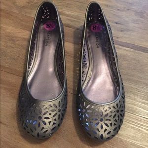 New pewter Kenneth Cole REACTION flats - size 8.5